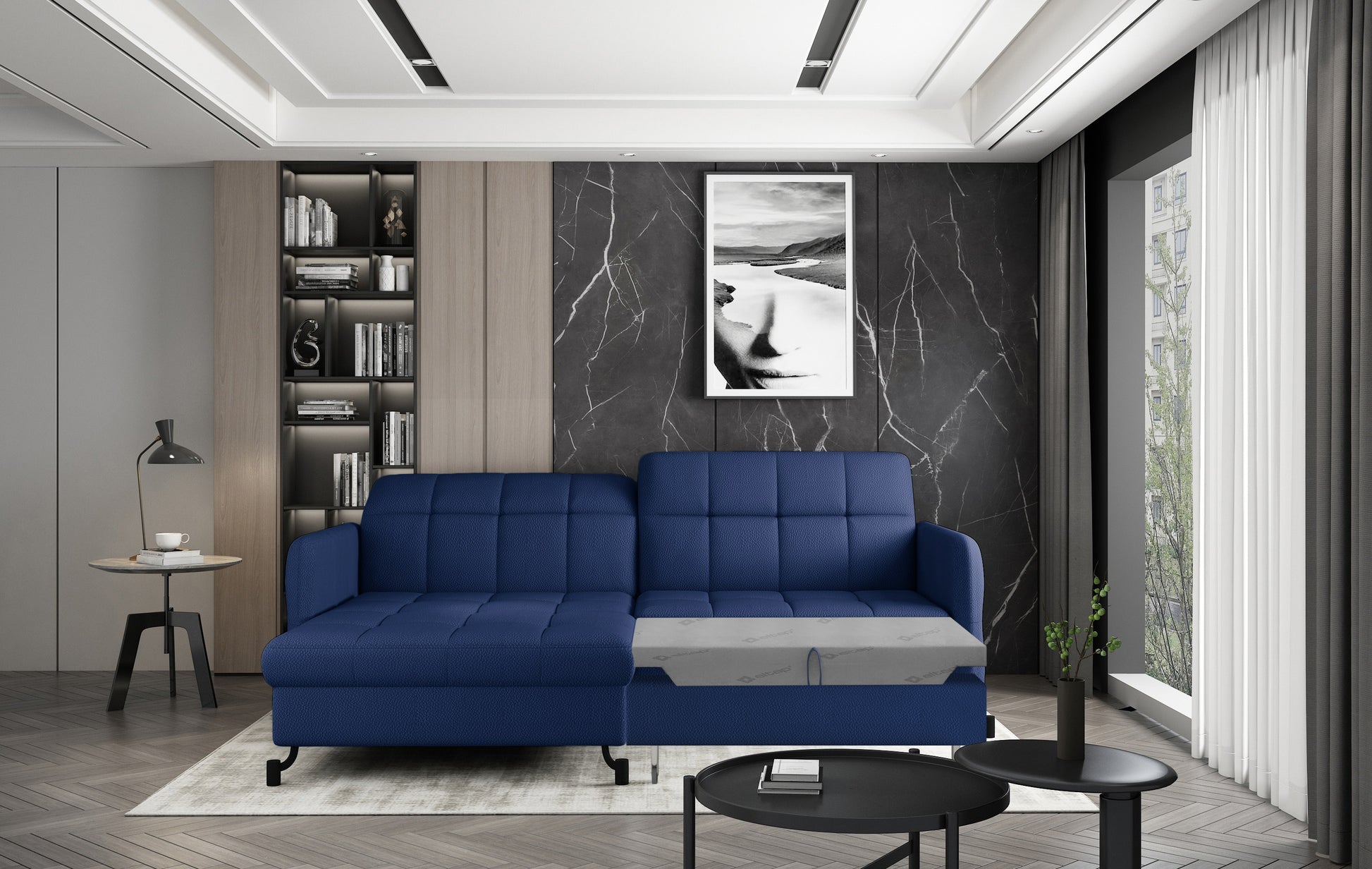 Narożnik Lorelle w kolorze Solar 79 granatowy, układ lewy, zaprezentowany w salonie w funkcji spania z wysuniętą powierzchnią.