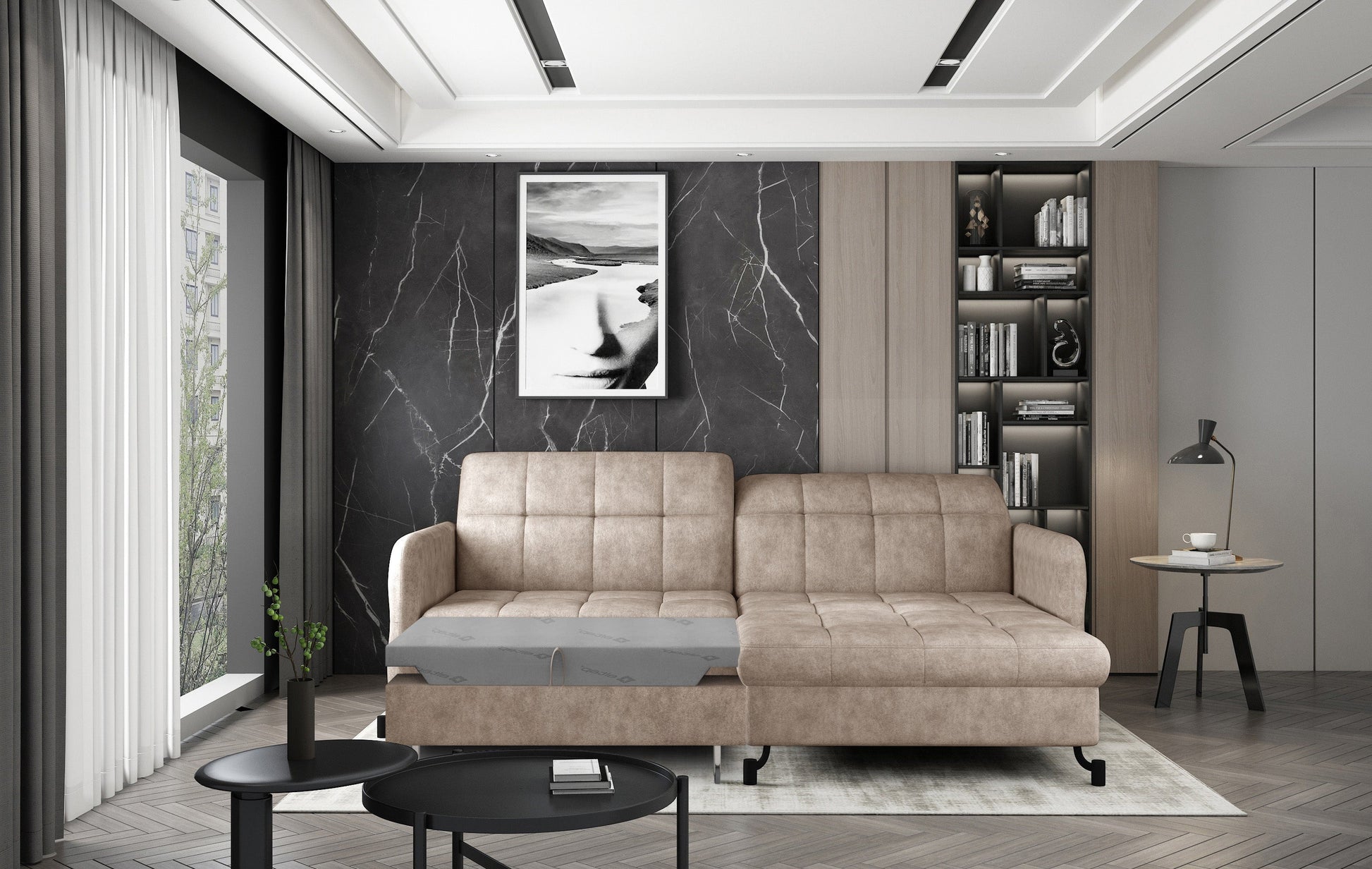 Narożnik Lorelle w układzie prawym, beżowa tkanina Dora 21, w eleganckim salonie z czarną ścianą dekoracyjną i dużym oknem z zasłonami.