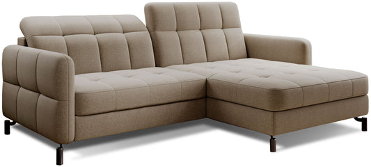 Jasnobrązowy narożnik Lorelle Inari 23 w układzie prawym na białym tle, z pikowanym siedziskiem i prostymi podłokietnikami.