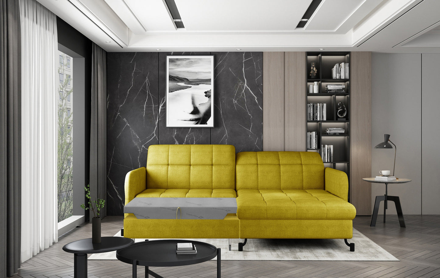 Narożnik Lorelle w kolorze Omega 68 żółty w układzie prawym, ustawiony w eleganckim salonie z ciemną ścianą, regałem i stolikiem kawowym.