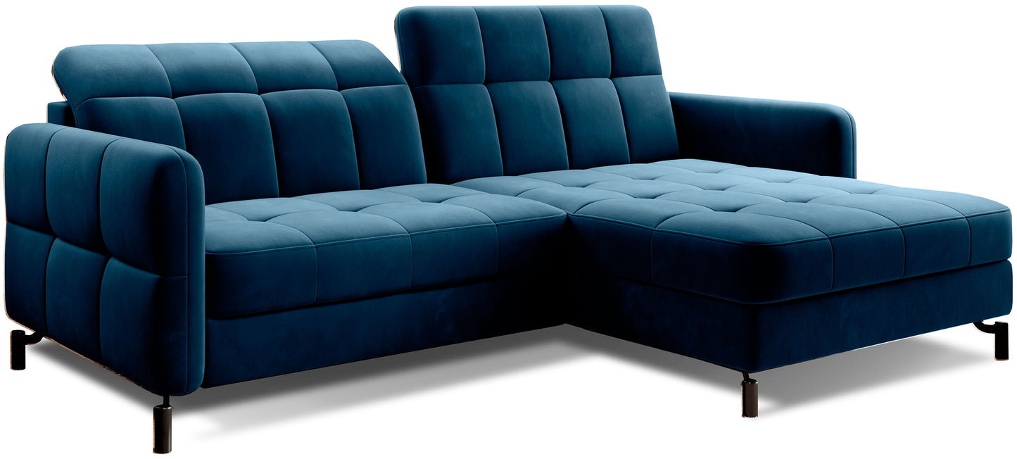 Narożnik Lorelle w kolorze Kronos 09 granatowy, układ prawy, tapicerowany welurem, z pikowanymi poduszkami i wysokimi metalowymi nogami.