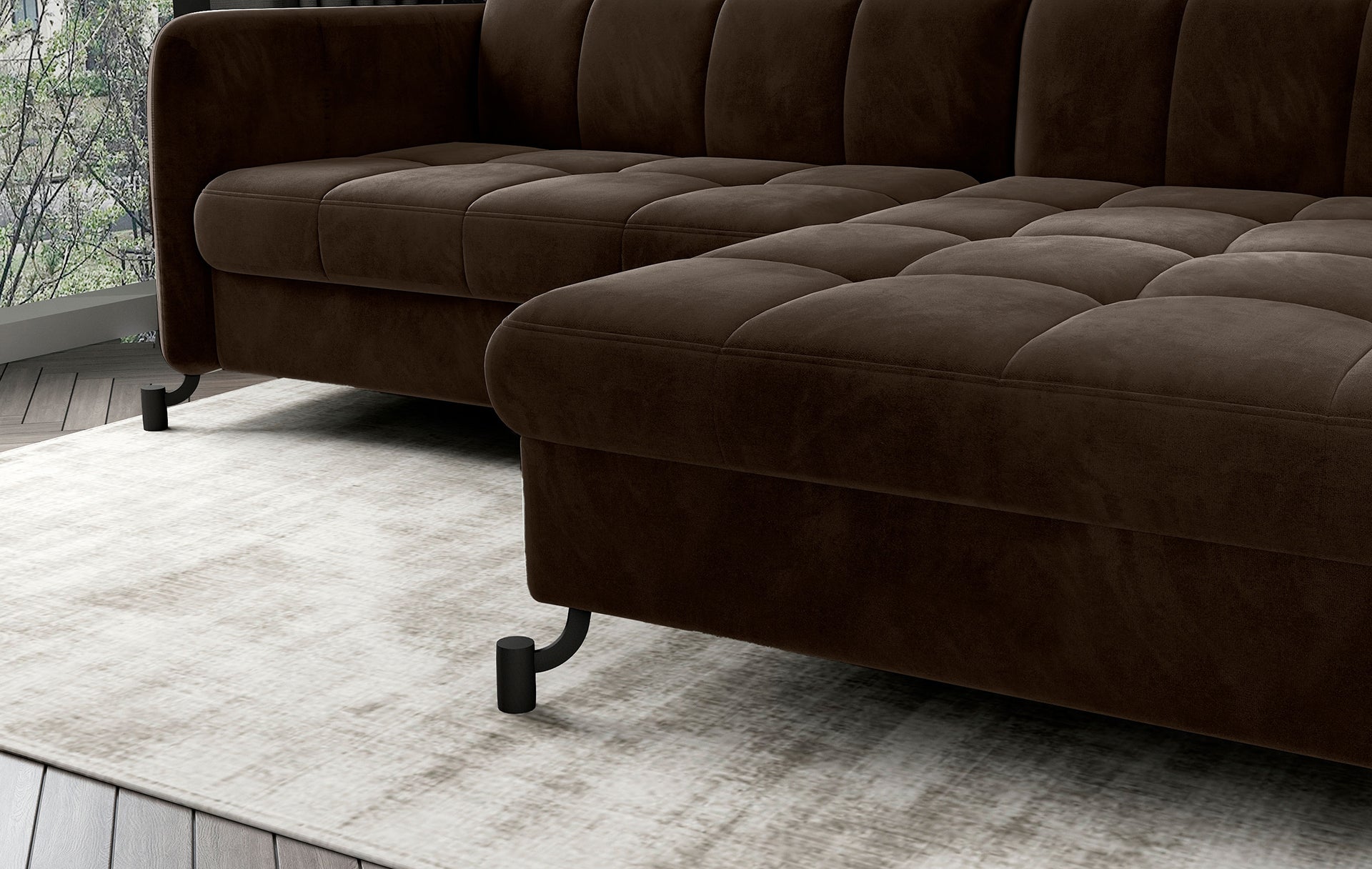 Zbliżenie na dolną część narożnika Lorelle w tkaninie Monolith 29 brązowy, pokazujące detale przeszyć i metalowe nóżki.