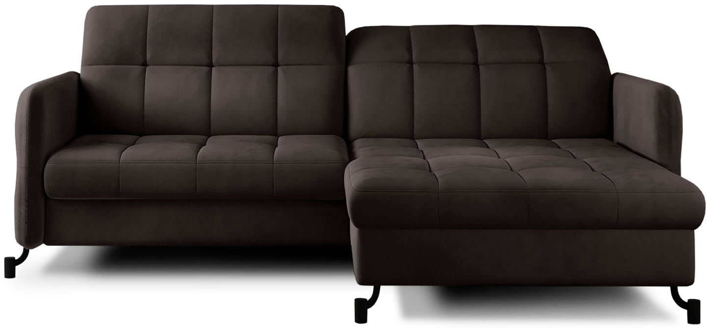 Brązowy narożnik Lorelle w tkaninie Matt Velvet 24 w układzie prawym, widok na całość mebla na białym tle.