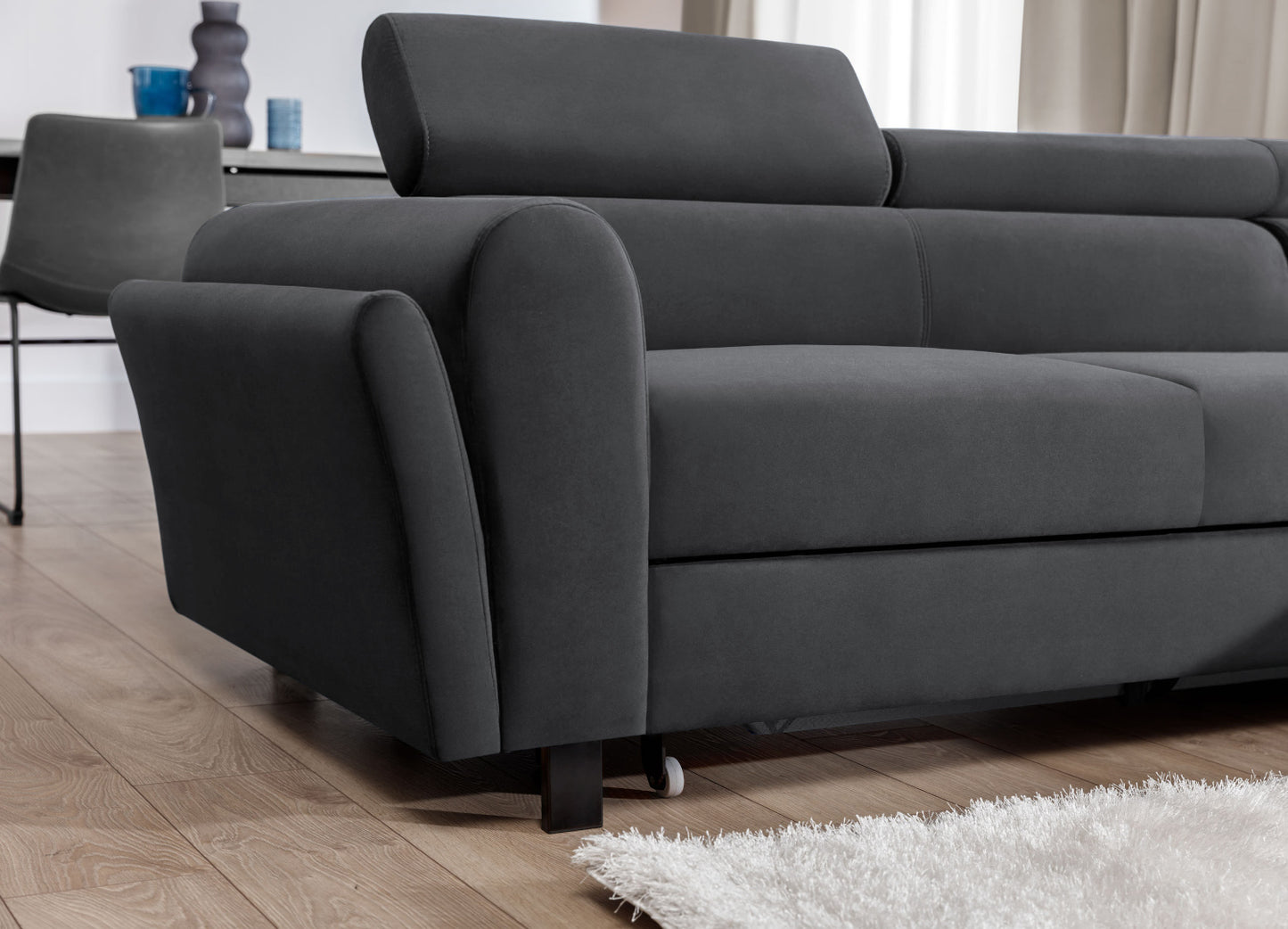 Narożnik Mariall Monolith 97 ciemnoszary prawy z funkcją spania w eleganckiej aranżacji salonu, sofa narożna rozłożona do spania, idealna do przyjmowania gości oraz komfortowego wypoczynku na co dzień