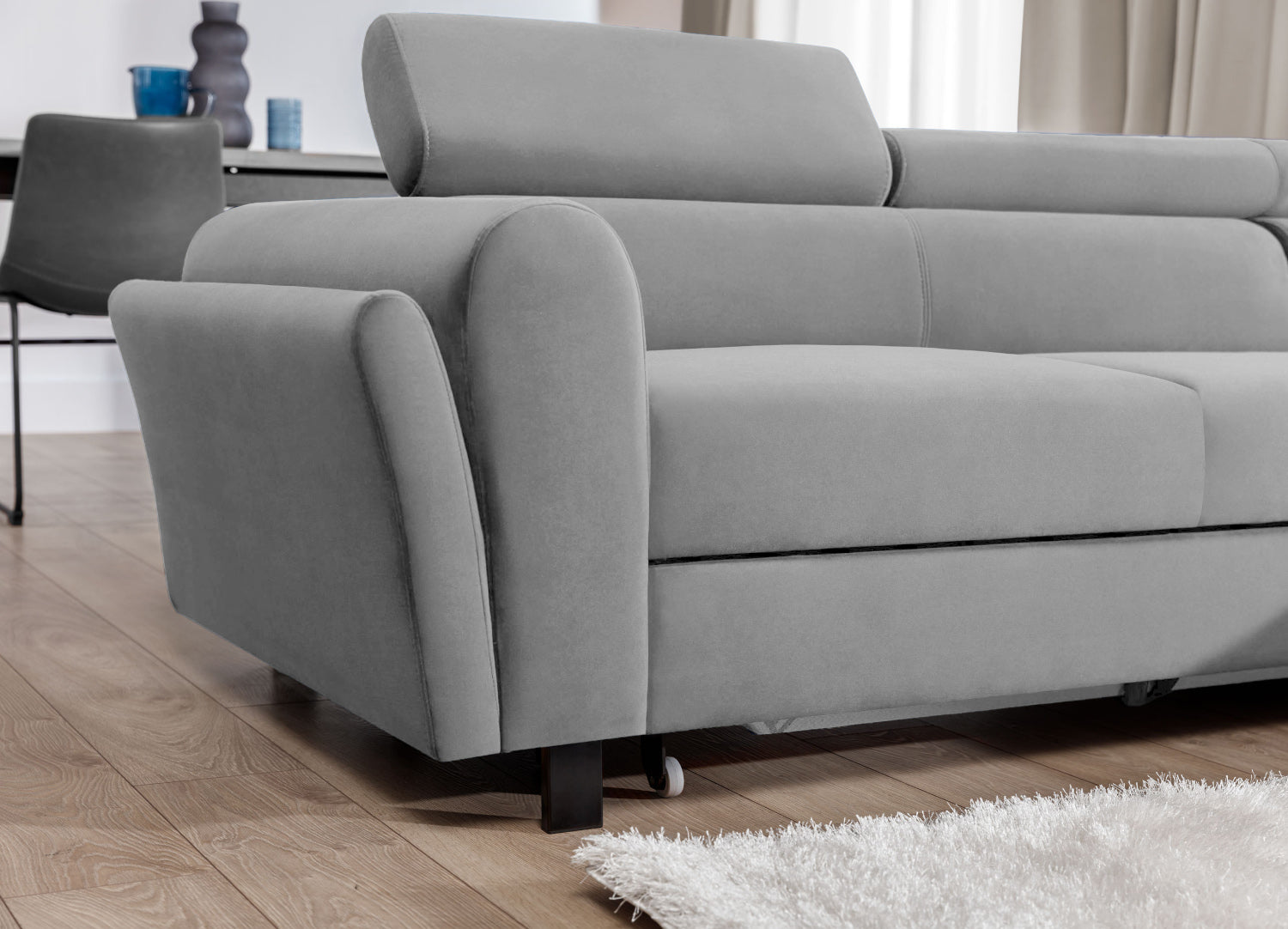 Narożnik Mariall Monolith 84 jasnoszary prawy z funkcją spania w eleganckiej aranżacji salonu, sofa narożna rozłożona do spania, idealna do przyjmowania gości oraz komfortowego wypoczynku na co dzień