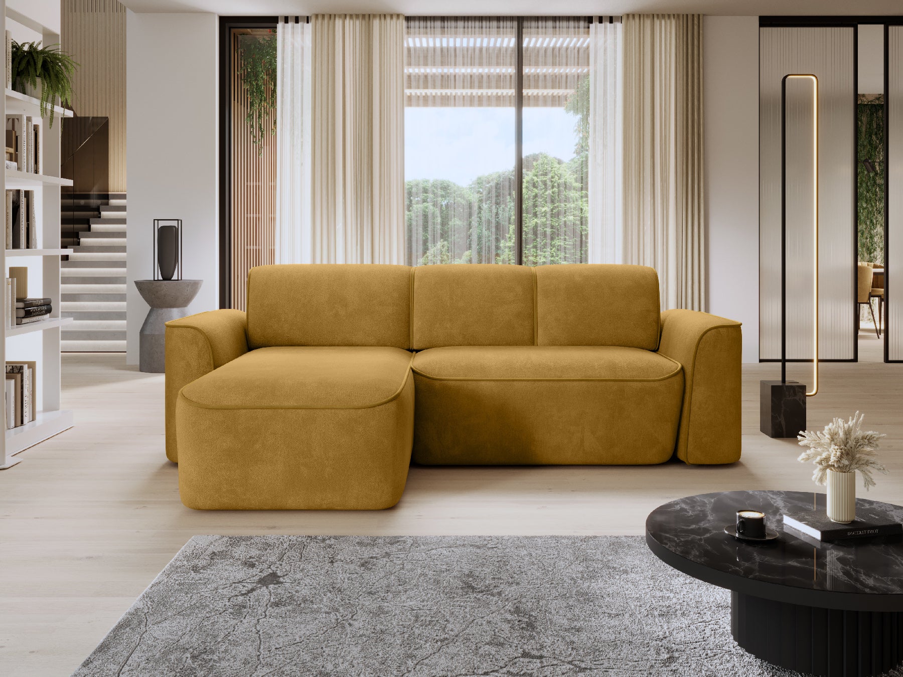 Narożnik Ume Amore 45 miodowy/Riviera 06 żółty, układ lewy w stylowym salonie przy dużym oknie i stoliku kawowym.