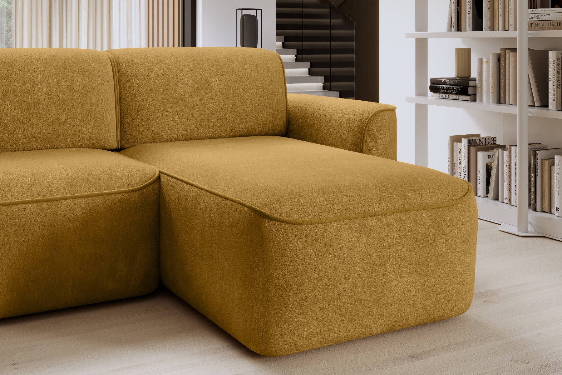 Zbliżenie szezlonga narożnika Ume Amore 45 miodowy/Riviera 06 żółty, układ prawy na tle drewnianej podłogi.