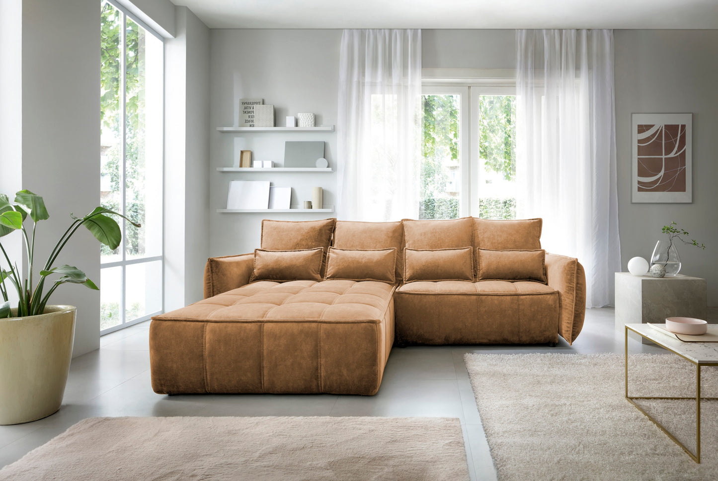 Narożnik Campo w kolorze Toscany 45 miodowy w układzie lewym – stylowe wnętrze z dużym oknem, białymi zasłonami i minimalistycznym stolikiem kawowym.