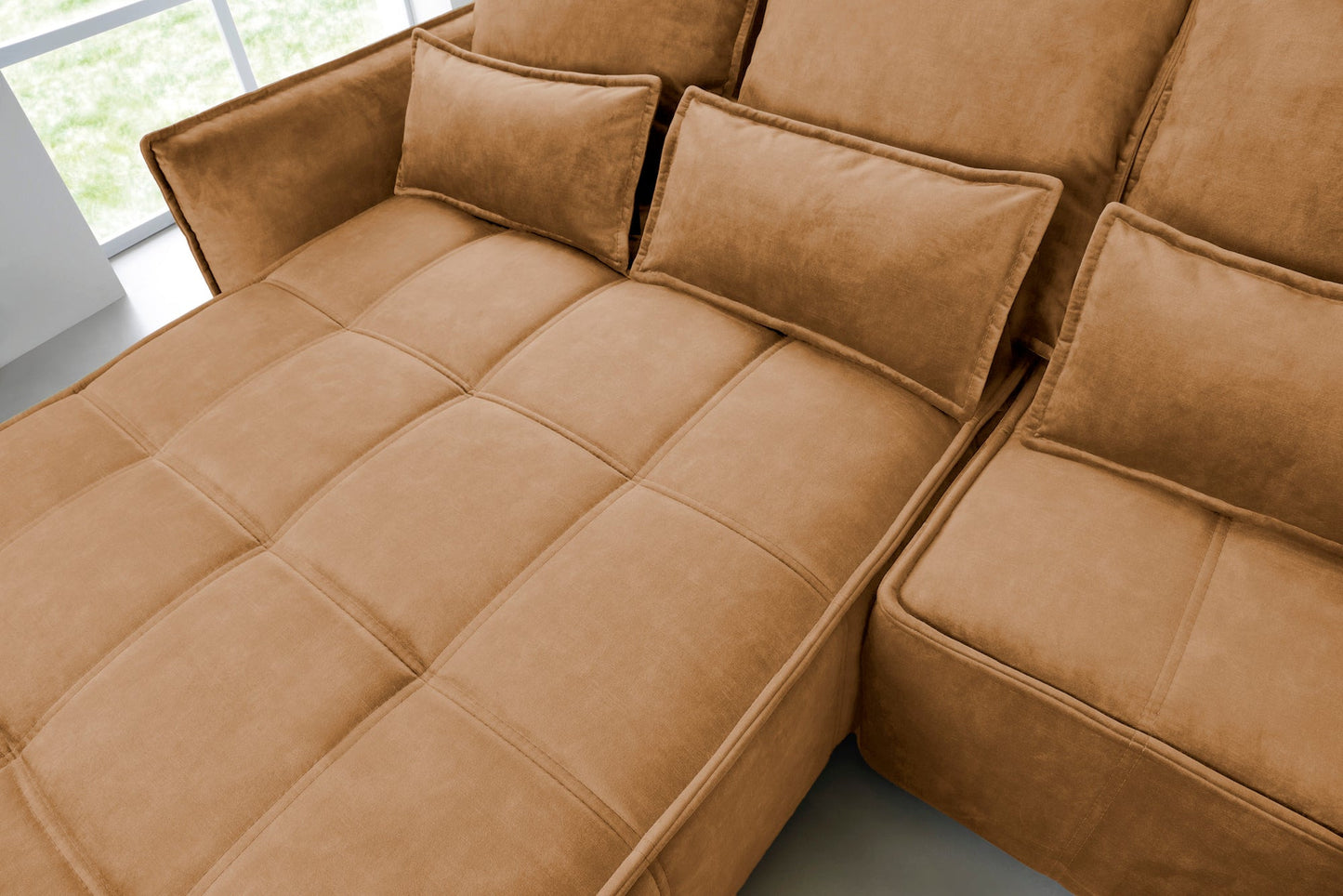 Narożnik Campo w kolorze Toscany 45 miodowy w układzie lewym – zbliżenie pikowanego wzoru na siedzisku, eksponujące aksamitną fakturę.