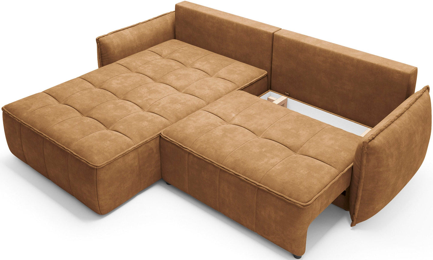 Narożnik Campo w kolorze Toscany 45 miodowy w układzie lewym – odsunięte siedziska odsłaniające pojemnik na pościel, pokazane na białym tle.