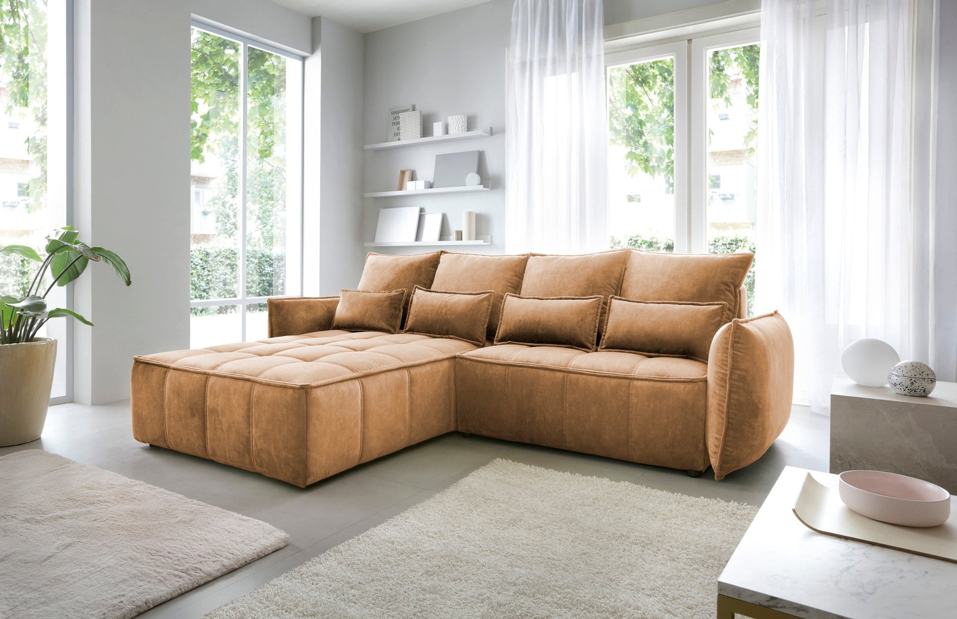Narożnik Campo w kolorze Toscany 45 miodowy w układzie lewym – widok z boku w jasnym salonie z dywanem i rośliną doniczkową.