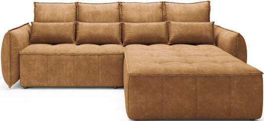 Narożnik Campo w kolorze Toscany 45 miodowy w układzie prawym – frontalny widok na białym tle z pikowanym, szerokim siedziskiem i miękkimi podłokietnikami.