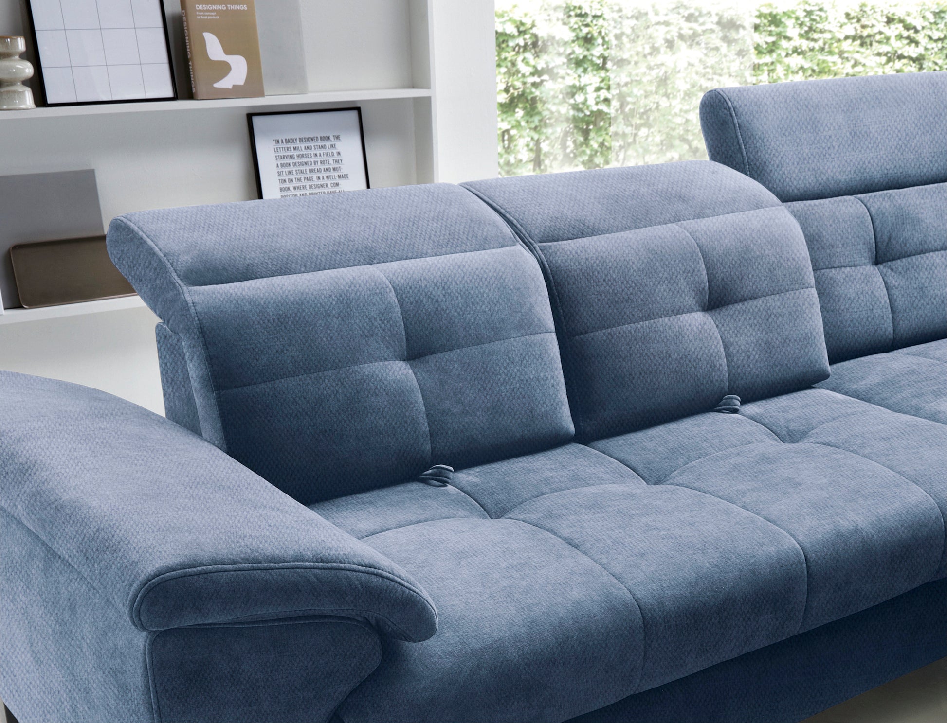 Detal regulowanego zagłówka narożnika Inferne Raquel 40 niebieskiego w układzie prawym w położeniu pochylonym.