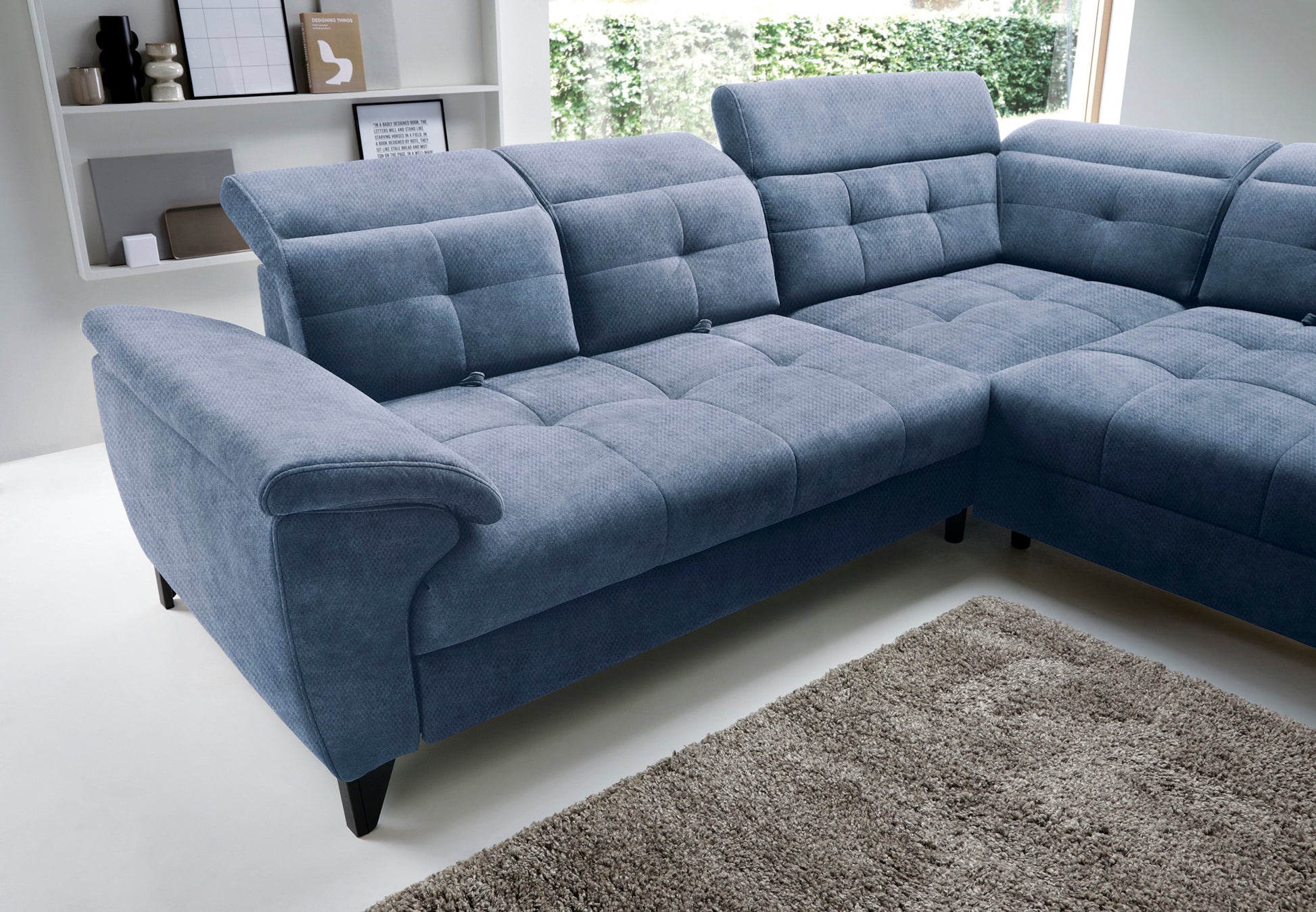 Widok trzech regulowanych zagłówków narożnika Inferne Raquel 40 niebieskiego w układzie prawym w różnych pozycjach.