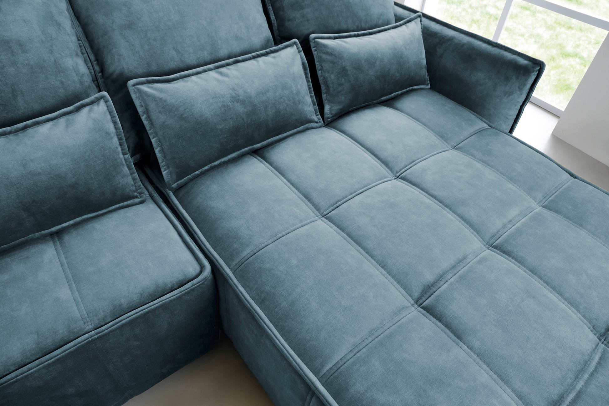 Narożnik Campo w kolorze Toscany 40 niebieski w układzie prawym – zbliżenie pikowanego siedziska eksponujące regularne przeszycia i aksamitną fakturę tkaniny.