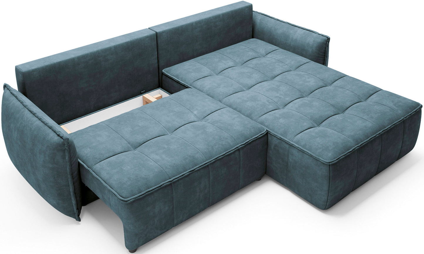 Narożnik Campo w kolorze Toscany 40 niebieski w układzie prawym – perspektywa od tyłu z uniesionym siedziskiem odsłaniającym pojemnik na pościel, prezentowany na białym tle.