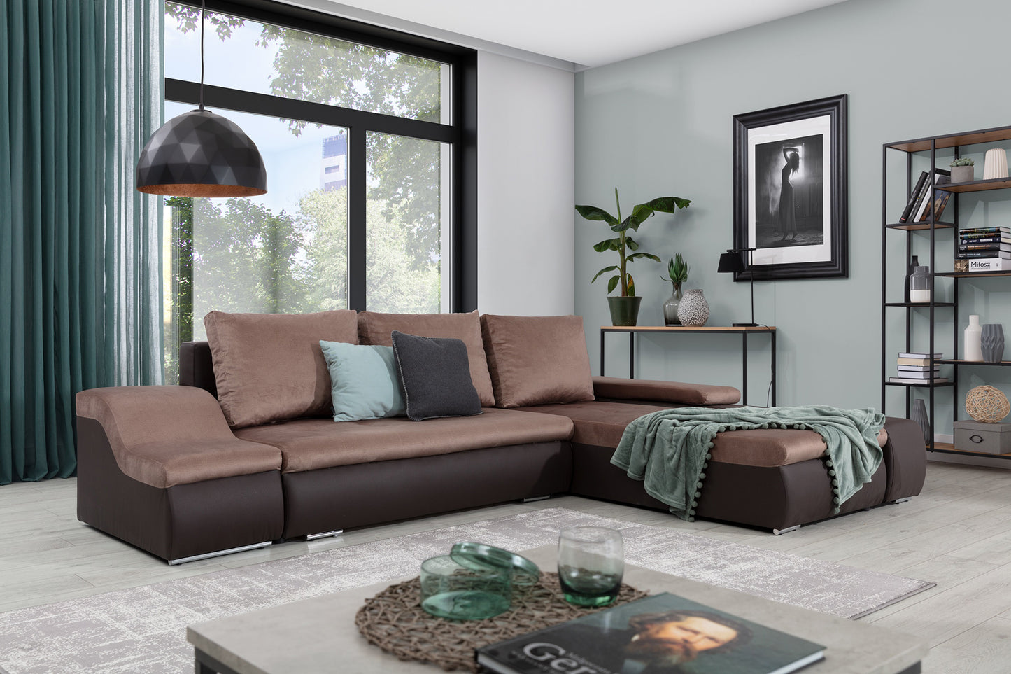 Narożnik Ontario w odcieniach brązu, wykonany z materiałów Monolith 09 i Soft 66, wyróżnia się kontrastowym designem oraz funkcjonalnym układem z szezlongiem, idealnym do komfortowego wypoczynku w domowym salonie