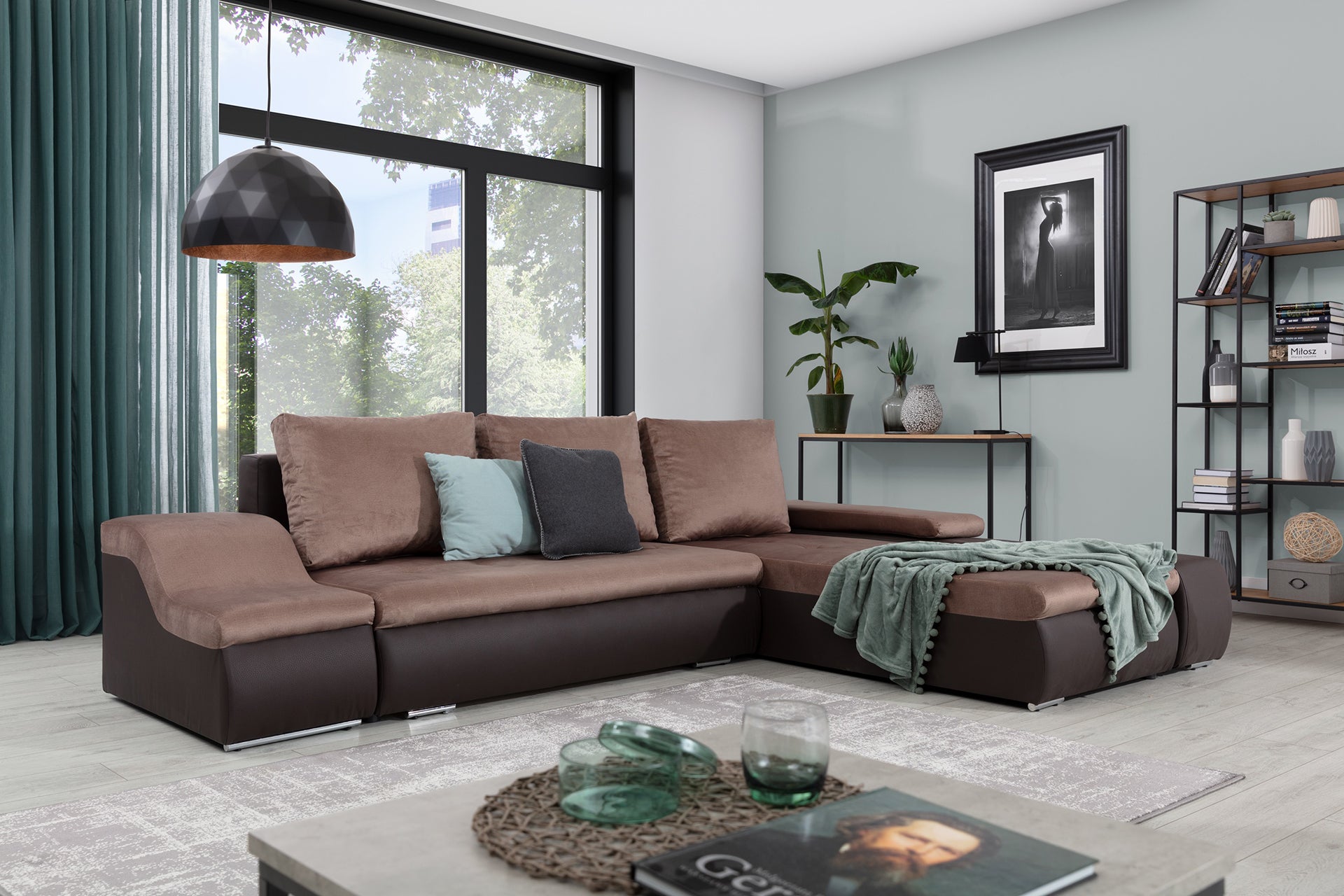 Narożnik Ontario w odcieniach brązu, wykonany z materiałów Monolith 09 i Soft 66, wyróżnia się kontrastowym designem oraz funkcjonalnym układem z szezlongiem, idealnym do komfortowego wypoczynku w domowym salonie