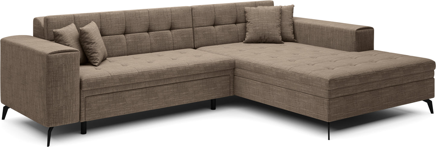 Ciemnobeżowy narożnik Solange prawy w tkaninie Berlin 03 to nowoczesna sofa do salonu z pikowanym siedziskiem i miękkimi poduszkami, która zapewnia komfort oraz ciepły, przytulny wygląd wnętrza.