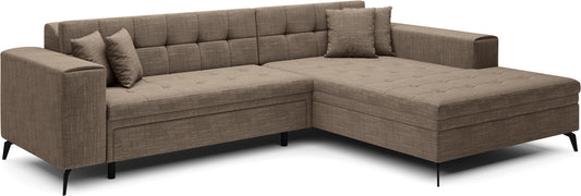 Ciemnobeżowy narożnik Solange prawy w tkaninie Berlin 03 to nowoczesna sofa do salonu z pikowanym siedziskiem i miękkimi poduszkami, która zapewnia komfort oraz ciepły, przytulny wygląd wnętrza.