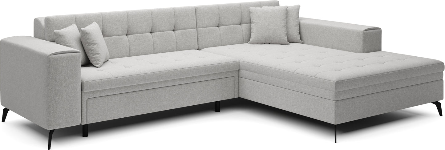 Jasnoszary narożnik Solange prawy w tkaninie Cover 02 to nowoczesna sofa do salonu z pikowanym siedziskiem i miękkimi poduszkami, która zapewnia komfort i optycznie rozjaśnia wnętrze.