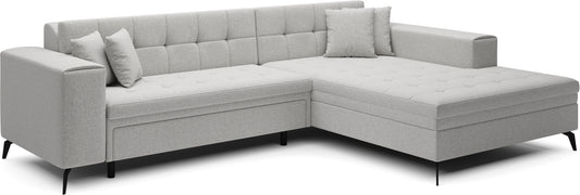 Jasnoszary narożnik Solange prawy w tkaninie Cover 02 to nowoczesna sofa do salonu z pikowanym siedziskiem i miękkimi poduszkami, która zapewnia komfort i optycznie rozjaśnia wnętrze.