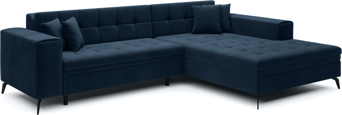 Niebieski narożnik Solange prawy w tkaninie Monolith 77 to nowoczesna sofa do salonu z pikowanym siedziskiem i miękkimi poduszkami, która zapewnia wysoki komfort oraz wyrazisty akcent kolorystyczny.