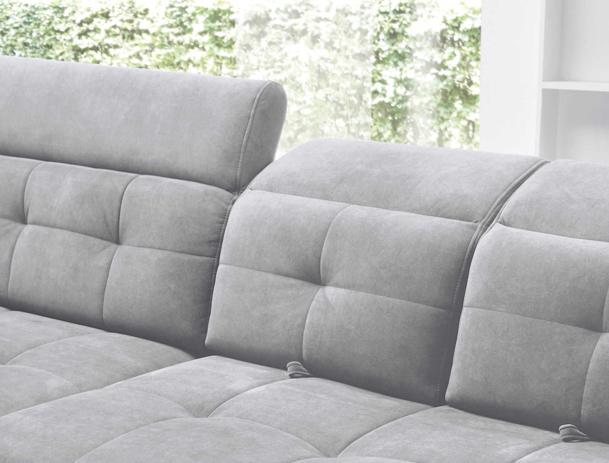 Zbliżenie na pikowane siedzisko i miękki podłokietnik narożnika Inferne Aura 04 szary w układzie lewym.