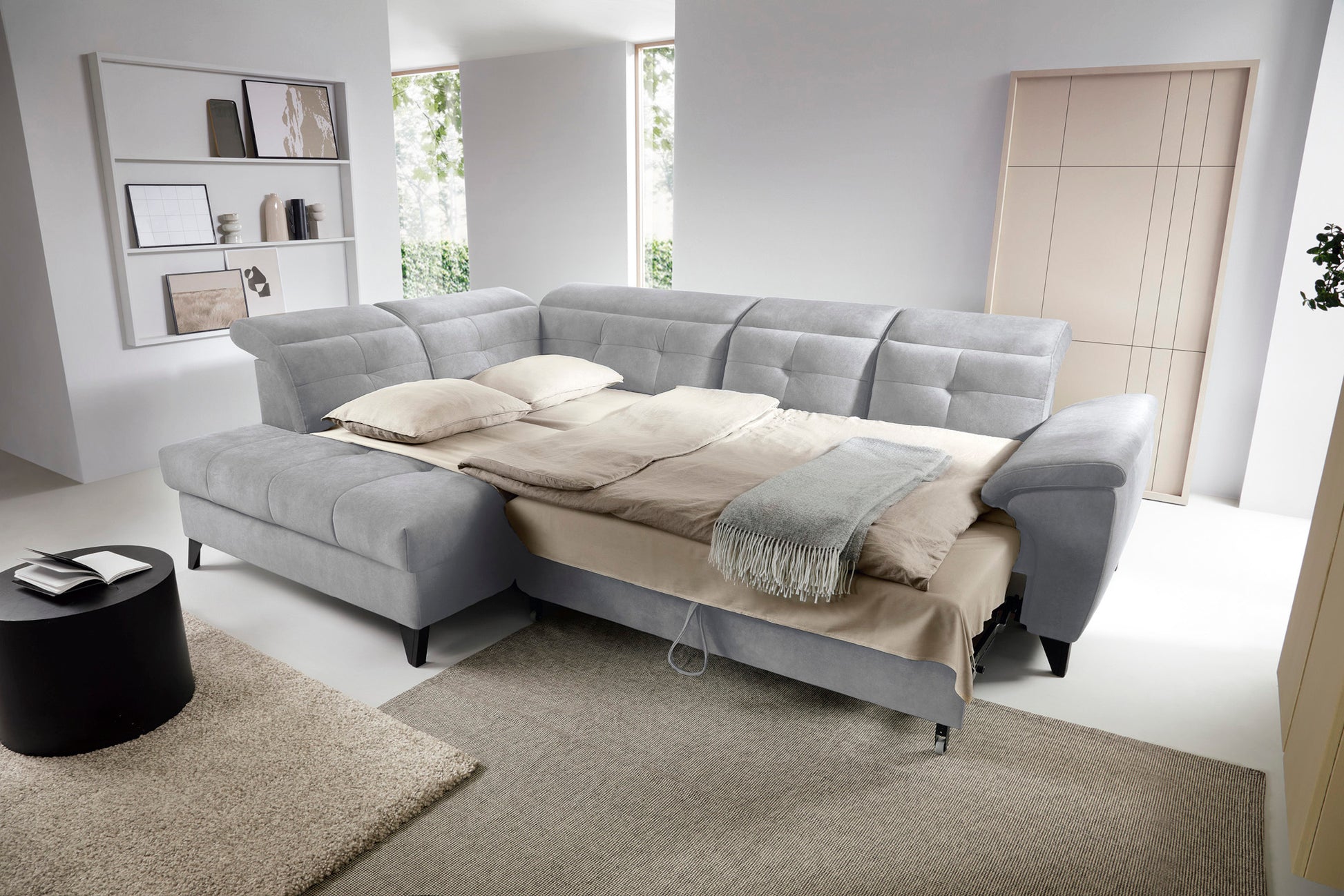 Narożnik Inferne Aura 04 szary w układzie lewym z podniesioną częścią siedziska odsłaniającą pojemnik na pościel.