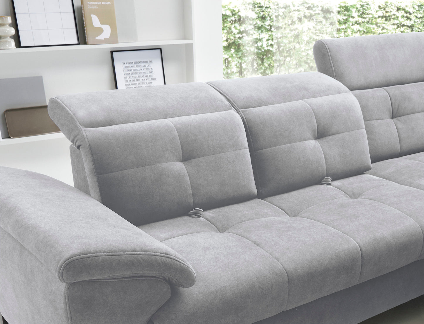 Narożnik Inferne Aura 04 szary w układzie prawym rozłożony jako spanie, z pościelą i poduszkami na białym tle.