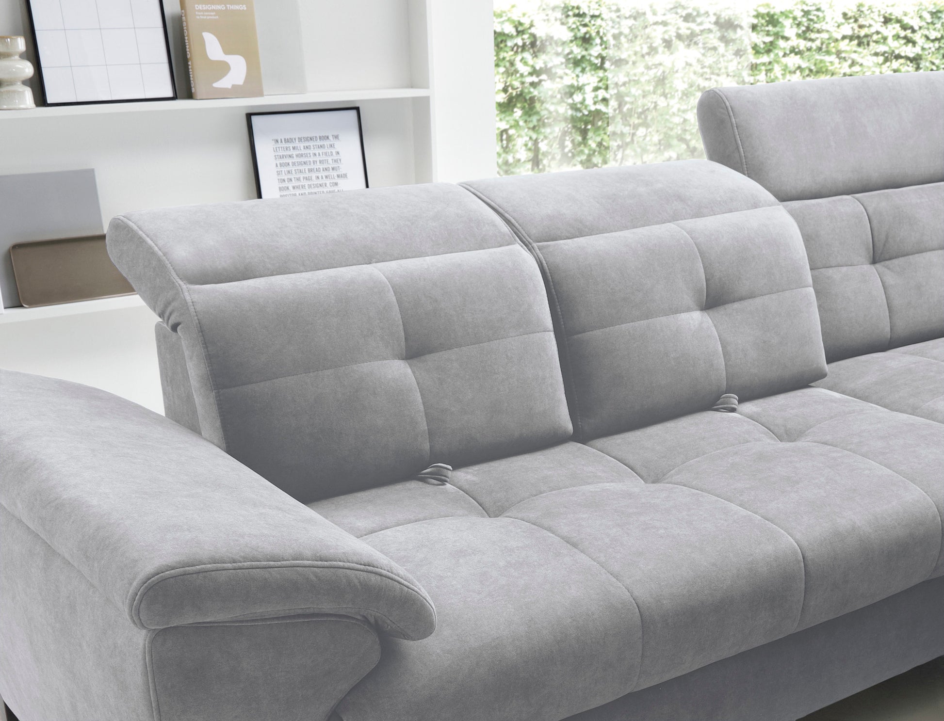 Narożnik Inferne Aura 04 szary w układzie prawym rozłożony jako spanie, z pościelą i poduszkami na białym tle.