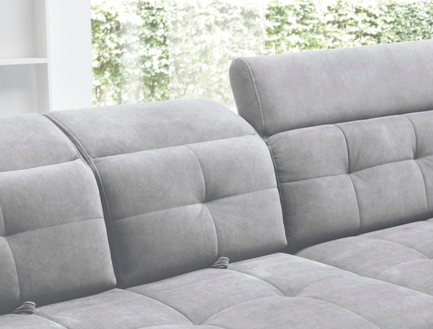 Zbliżenie na pikowane siedzisko i miękki podłokietnik narożnika Inferne Aura 04 szary w układzie prawym.