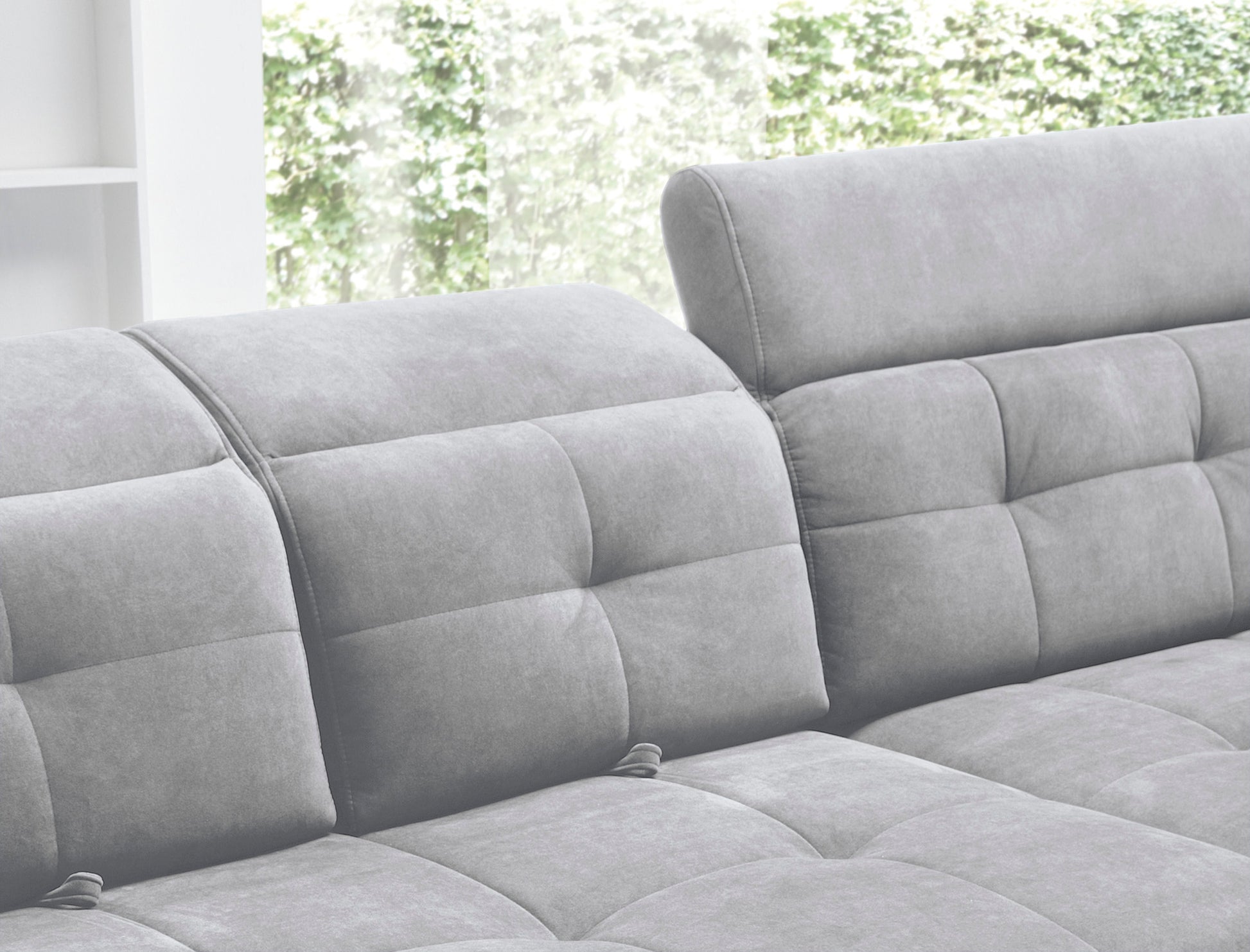 Zbliżenie na pikowane siedzisko i miękki podłokietnik narożnika Inferne Aura 04 szary w układzie prawym.