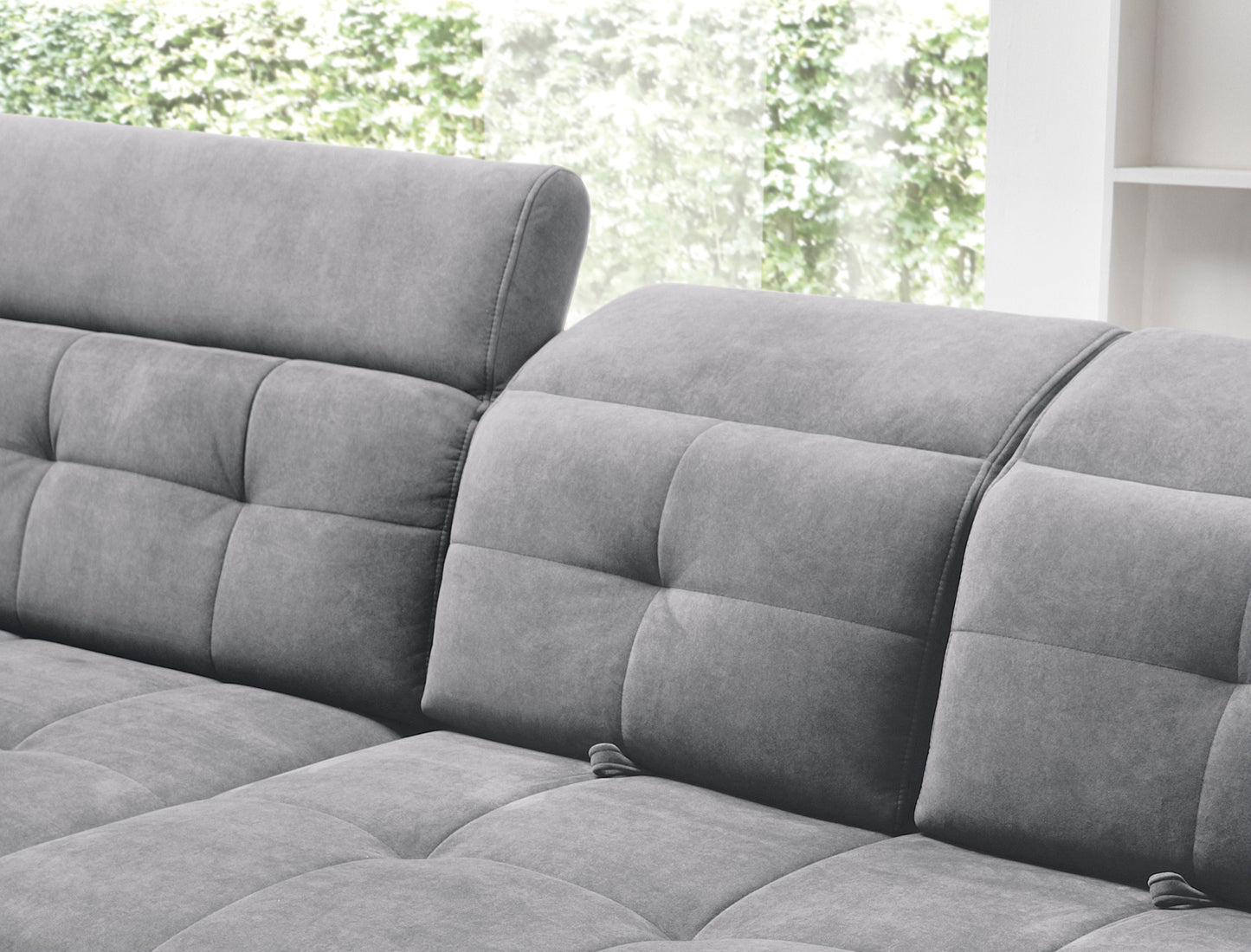 Zbliżenie na pikowane siedzisko i zaokrąglony podłokietnik narożnika Inferne Relax 04 szaro-brązowego w układzie lewym, ukazujące fakturę tkaniny.