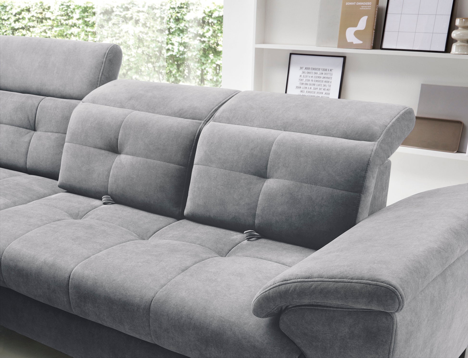 Detal regulowanego zagłówka narożnika Inferne Relax 04 szaro-brązowego w układzie lewym w górnej pozycji, z widocznym przeszyciem i miękkim wypełnieniem.