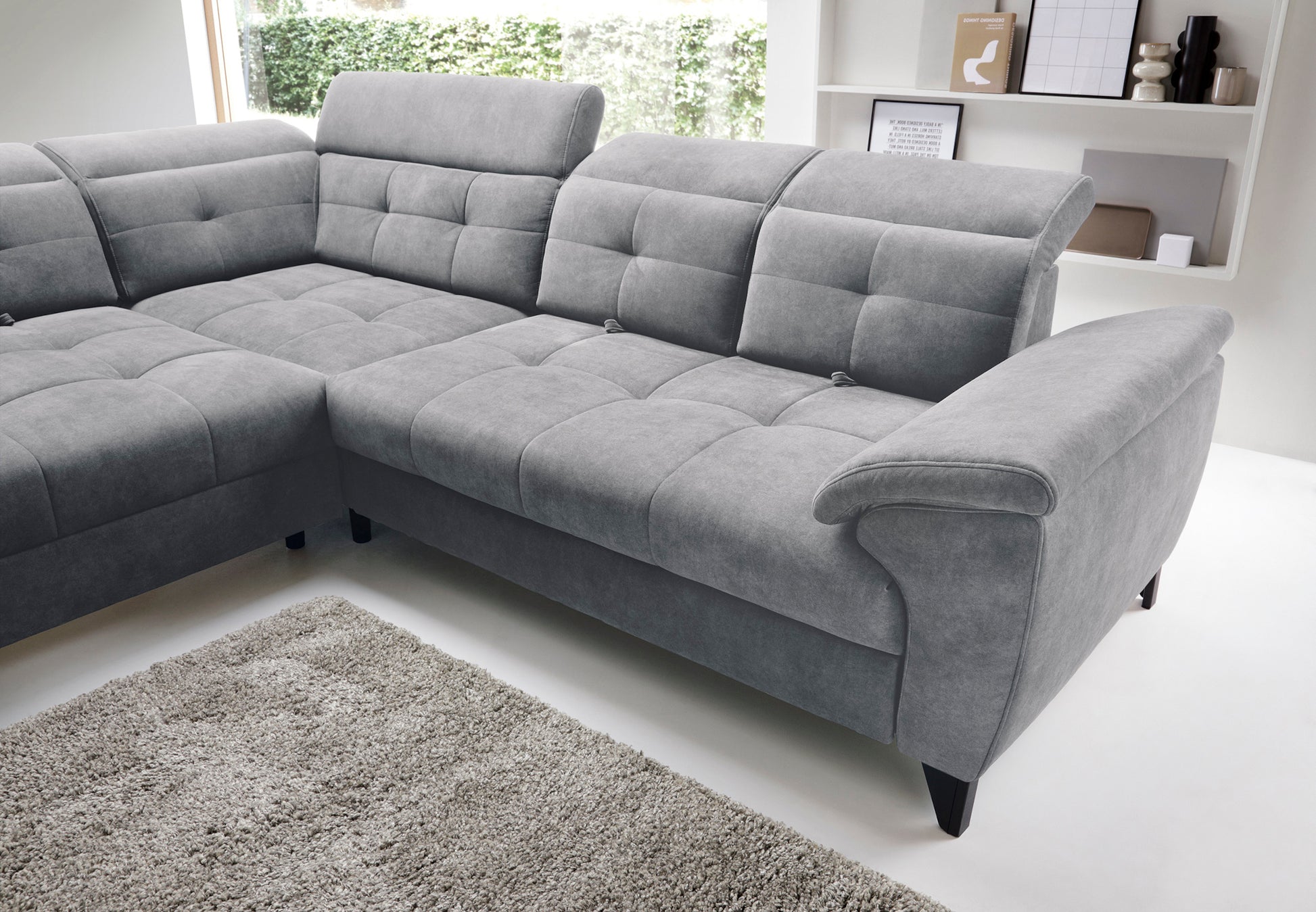 Trzy zagłówki narożnika Inferne Relax 04 szaro-brązowego w układzie lewym w różnych ustawieniach, pokazujące zakres regulacji oparć.