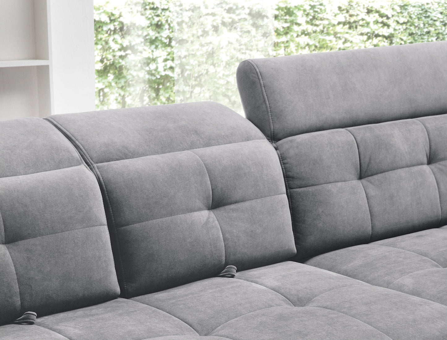 Zbliżenie na pikowane siedzisko i zaokrąglony podłokietnik narożnika Inferne Relax 04 szaro-brązowego w układzie prawym, ukazujące fakturę tkaniny.