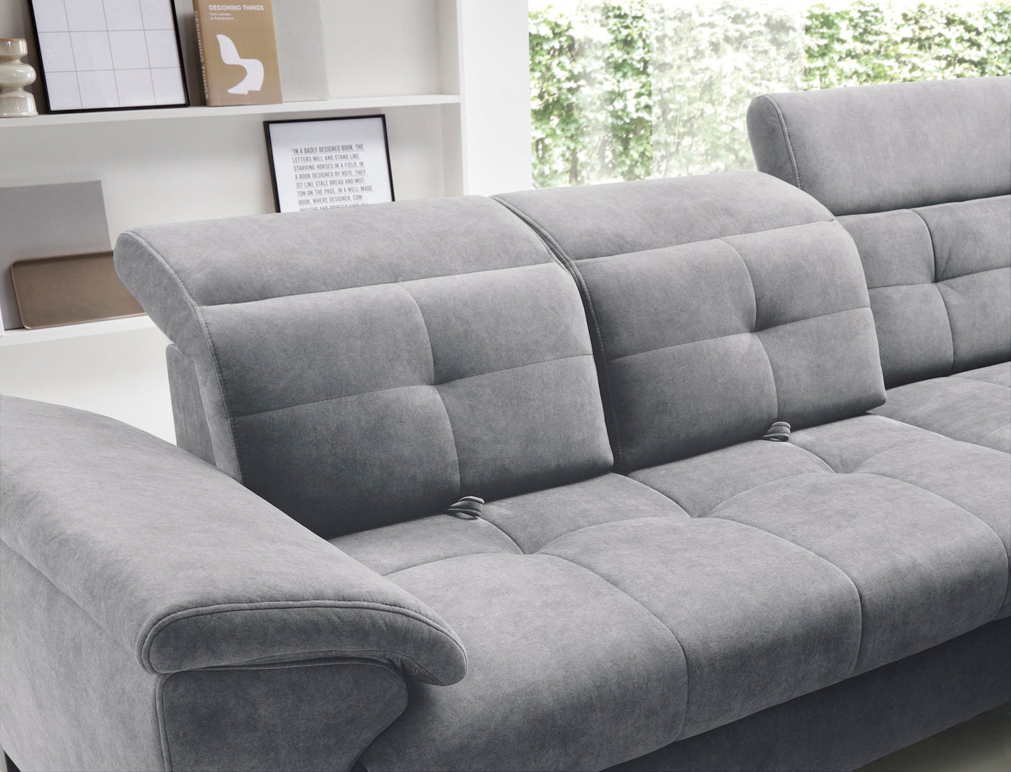 Detal regulowanego zagłówka narożnika Inferne Relax 04 szaro-brązowego w układzie prawym w górnej pozycji, z widocznym przeszyciem i miękkim wypełnieniem.