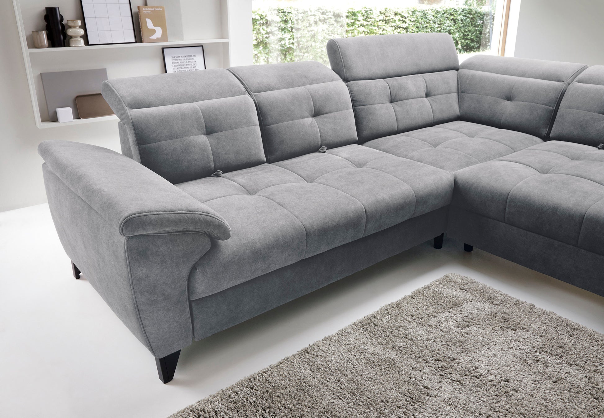 Trzy zagłówki narożnika Inferne Relax 04 szaro-brązowego w układzie prawym w różnych ustawieniach, pokazujące zakres regulacji oparć.