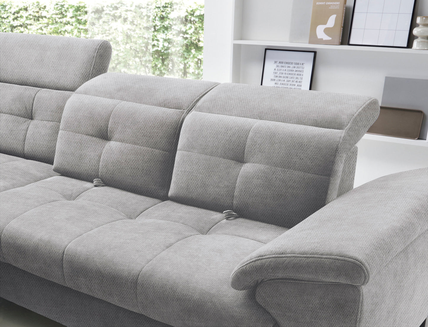 Zbliżenie na pikowane siedzisko i wyprofilowany podłokietnik narożnika Inferne Raquel 04 szary.