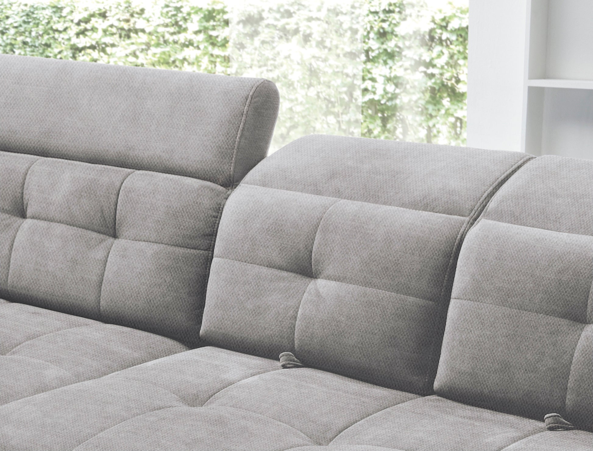 Zbliżenie na regulowany zagłówek oparcia narożnika Inferne Raquel 04 szary, pokazujące mechanizm pochylania.