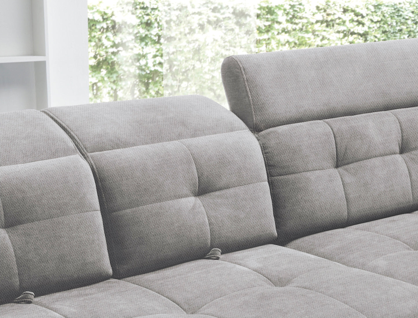 Zbliżenie na pikowane siedzisko i wyprofilowany podłokietnik narożnika Inferne Raquel 20 szary.