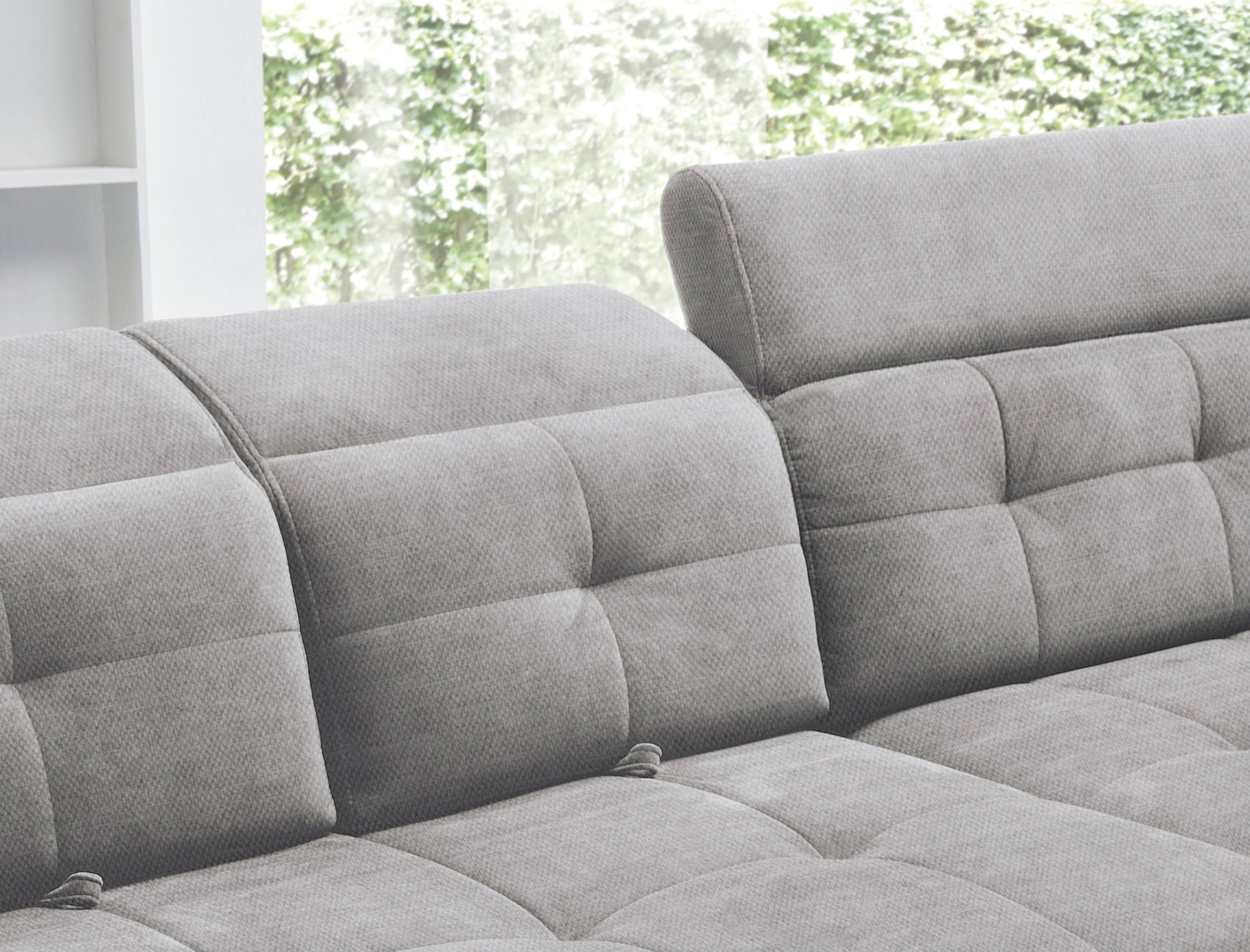 Zbliżenie na pikowane siedzisko i wyprofilowany podłokietnik narożnika Inferne Raquel 20 szary.