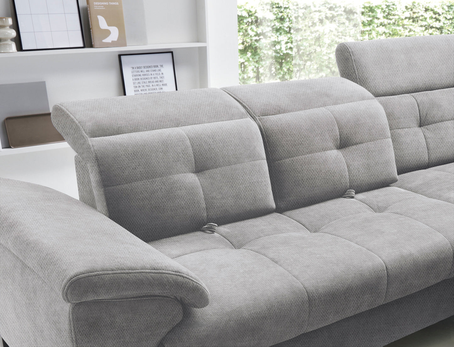 Zbliżenie na regulowany zagłówek oparcia narożnika Inferne Raquel 20 szary, pokazujące mechanizm pochylania.