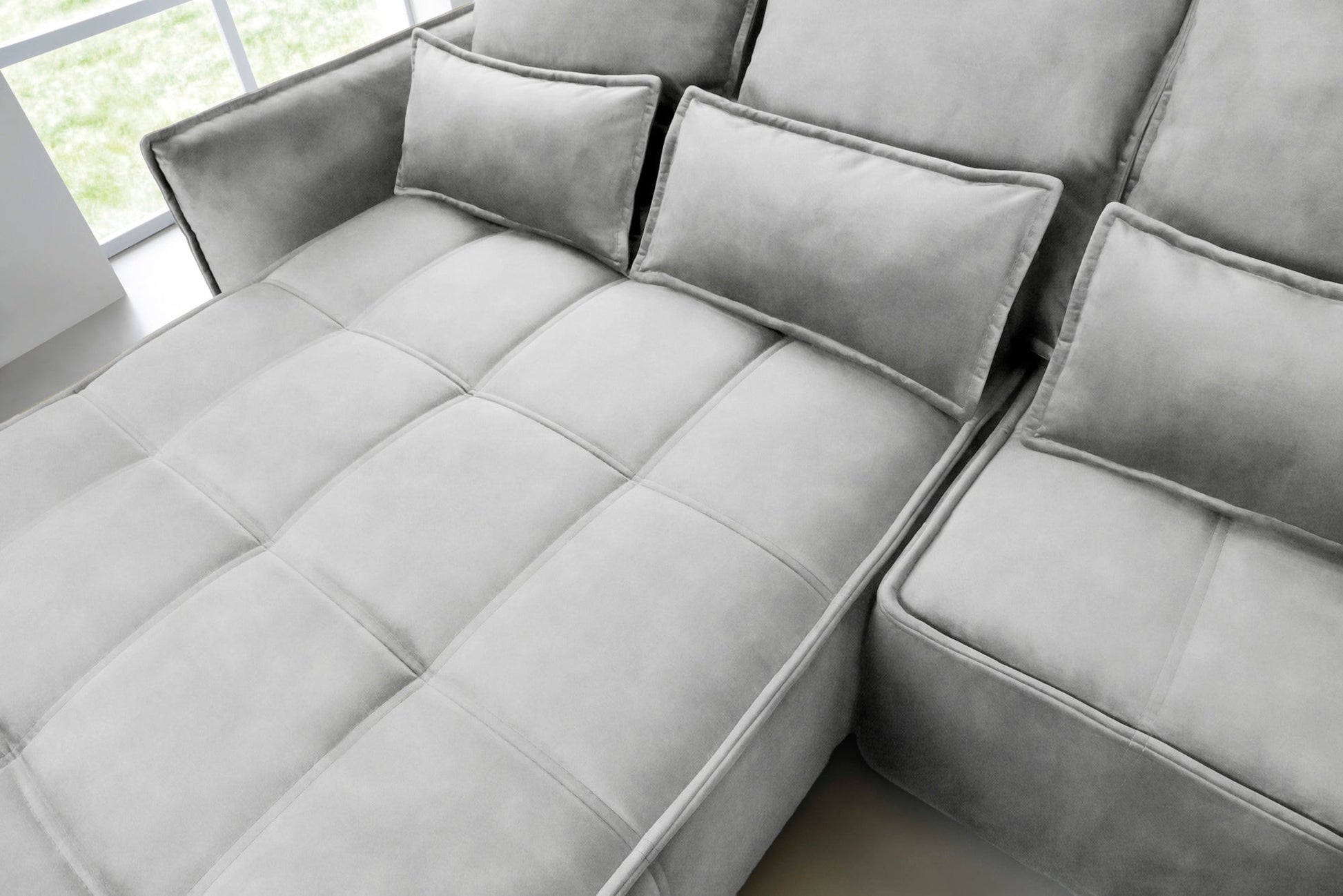 Detale pikowanego siedziska i poduszek narożnika Campo w układzie lewym, Relax 03 szary, zbliżenie na regularny wzór kwadratów i miękką fakturę tkaniny.