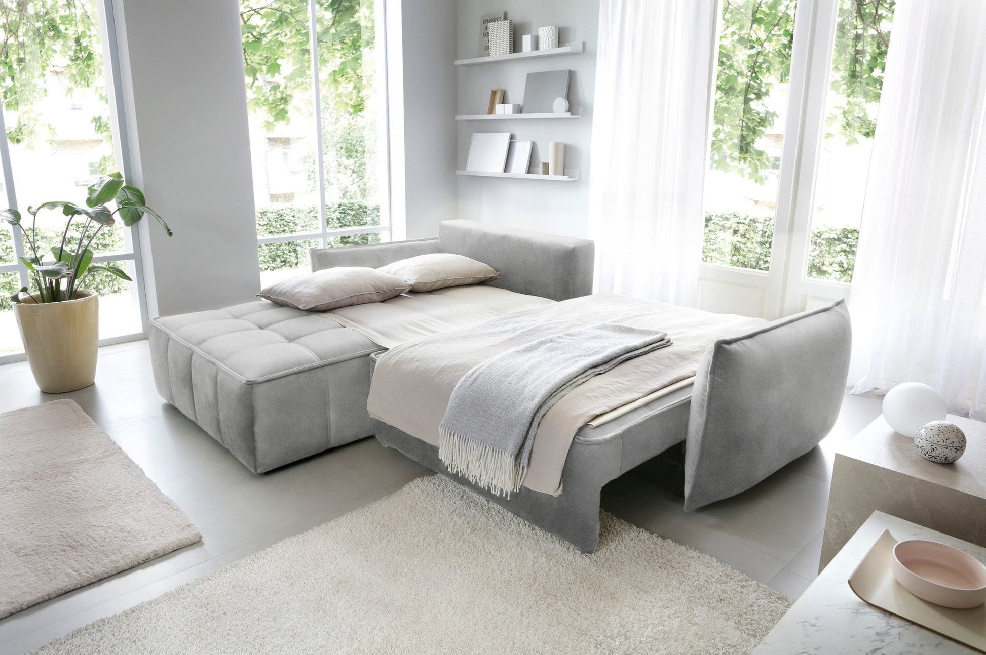 Campo układ lewy, Relax 03 szary, rozłożony na łóżko w przytulnym salonie, z pościelą i narzutą, pokazujący funkcję spania i komfort wypoczynku.