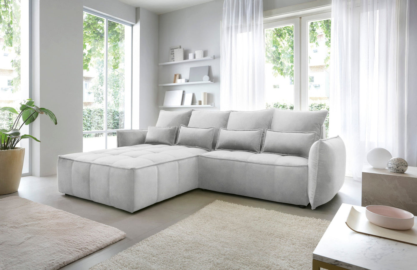 Campo układ lewy, Relax 03 szary, boczny profil w nowoczesnym wnętrzu, widok na miękki, pikowany bok narożnika z widocznym szwem i zaokrąglonym podłokietnikiem.