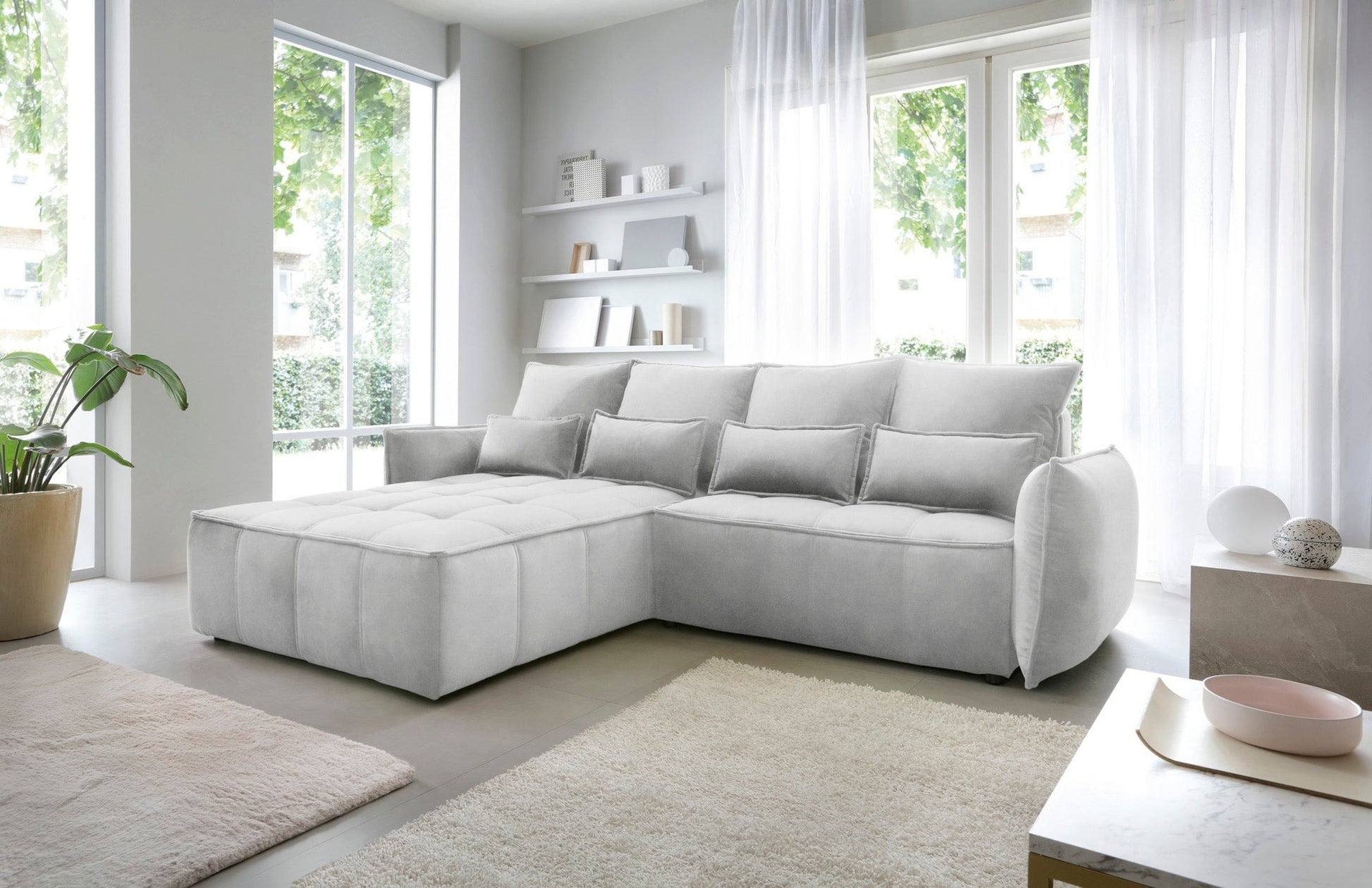 Campo układ lewy, Relax 03 szary, boczny profil w nowoczesnym wnętrzu, widok na miękki, pikowany bok narożnika z widocznym szwem i zaokrąglonym podłokietnikiem.