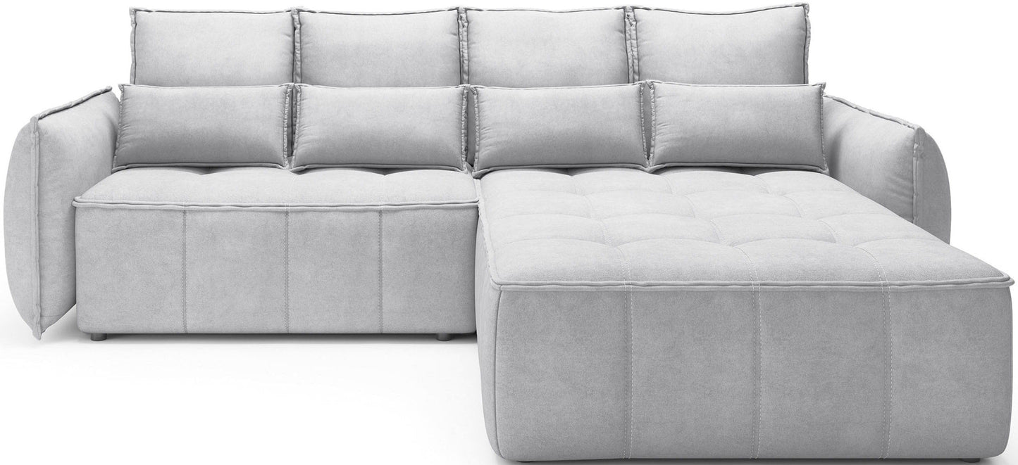 Narożnik Campo Relax 03 w kolorze szarym, ustawiony w układzie prawym, widoczny na białym tle w ujęciu frontalnym, z pikowanym siedziskiem i trójkątnymi poduszkami oparciowymi.