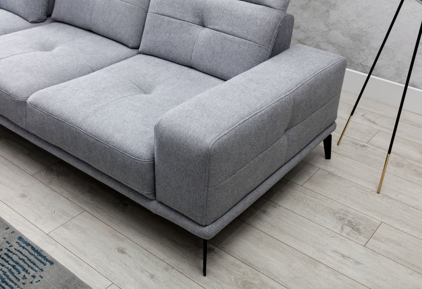 Jasnoszary narożnik Torrense lewy w tkaninie Primo 88 z nowoczesnym designem i szerokim szezlongiem. Komfortowy mebel wypoczynkowy do nowoczesnego salonu w stylu minimalistycznym lub skandynawskim.